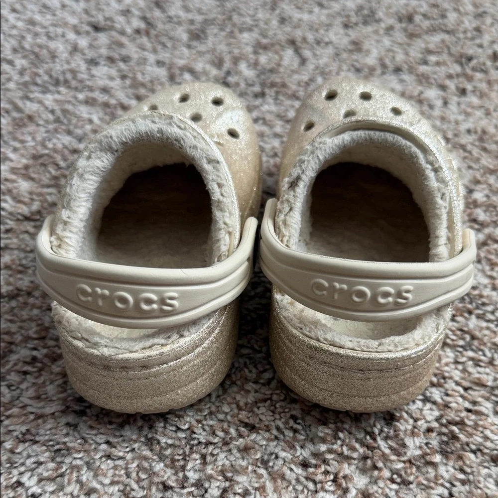 TODDLER GOLD SPARKLY FUR LINED CROCS